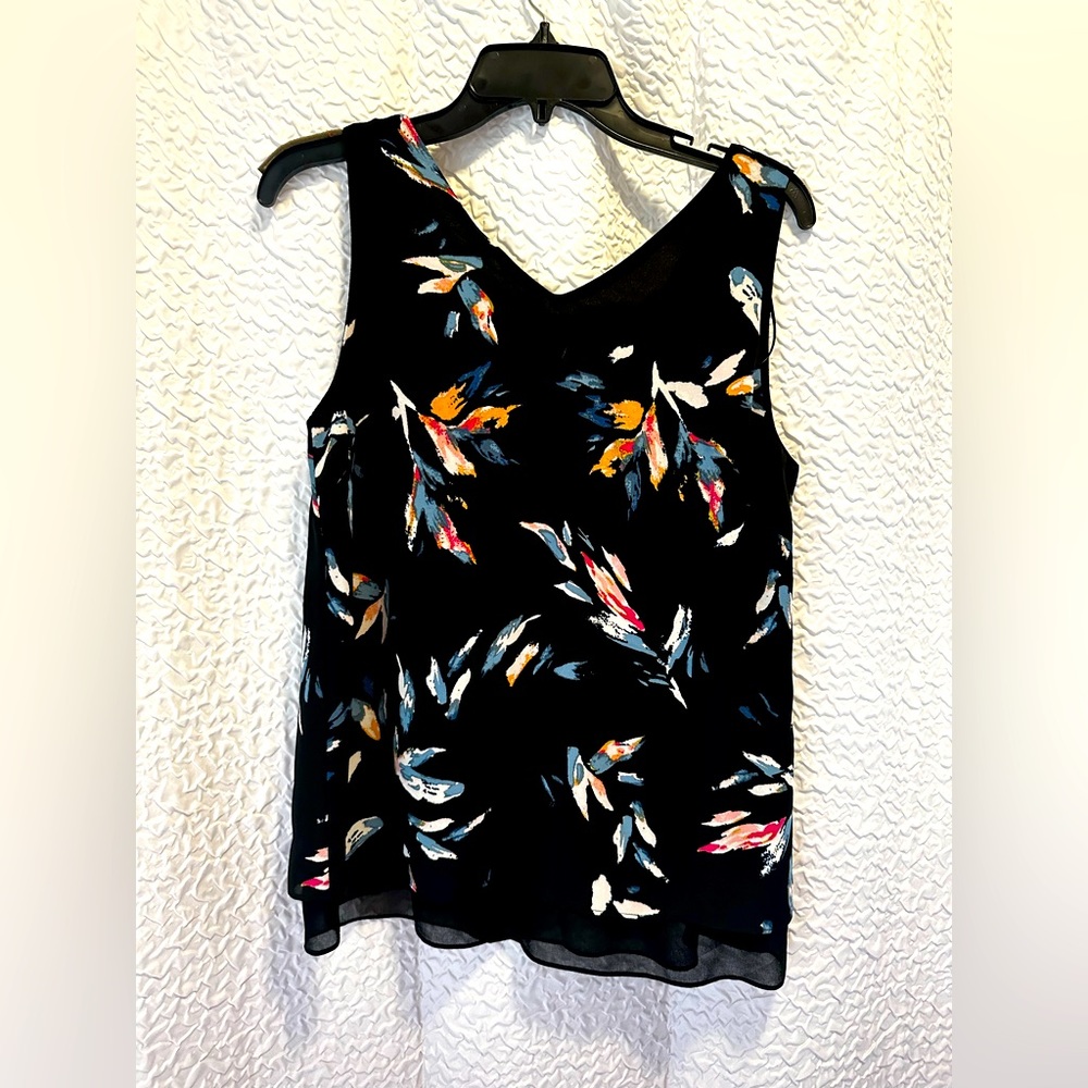 Philosophy Brand Pattern V-Neck Top With Cutout in Back. Size Small. NWT.
